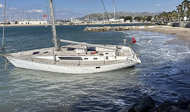 Yelkenli tekne kıyıya sürüklendi