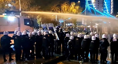 AK Parti önünde biber gazlı müdahale!