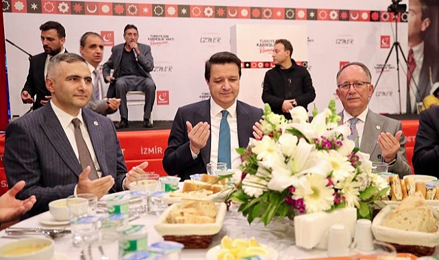 Arıkan, İzmir'de iftar programına katıldı