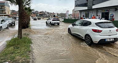 Aydın'da patlayan su borusu trafiği aksattı