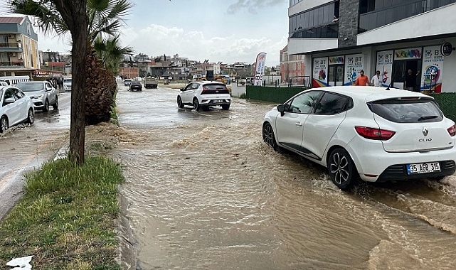 Aydın'da patlayan su borusu trafiği aksattı