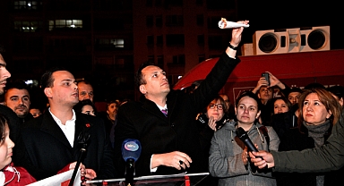 Başkan Eşki diplomalarını yaktı ve and içti