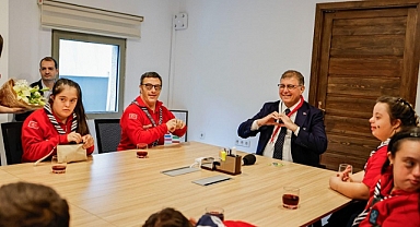 Başkan Tugay down sendromlu izcileri ağırladı