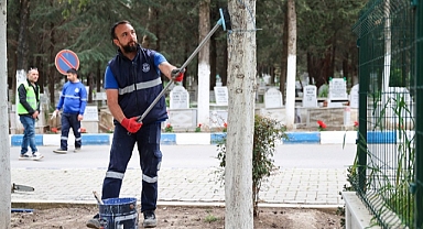Buca’da bayram hazırlığı: Mezarlıklar ve camiler temizlendi