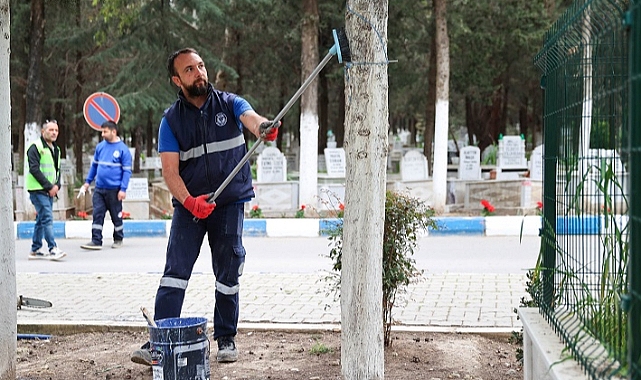 Buca’da bayram hazırlığı: Mezarlıklar ve camiler temizlendi