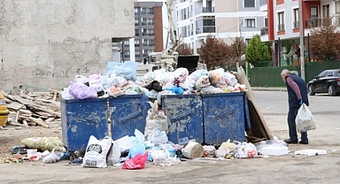 Buca'da grev nedeniyle sokaklarda çöp yığınları oluştu.
