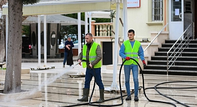 Camilerde Titiz Temizlik Çalışması
