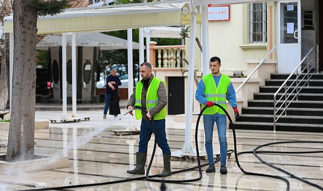 Camilerde Titiz Temizlik Çalışması