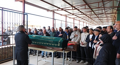 Çatıdan düşerek ölen baba ile oğul defnedildi
