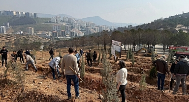 Depremde hayatını kaybedenler anısına fidan dikildi