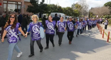 Efes Selçuk sokaklarında kadınlar zincir oluşturdu