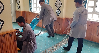 Gönüllü öğrenciler camiyi bayrama hazırladı