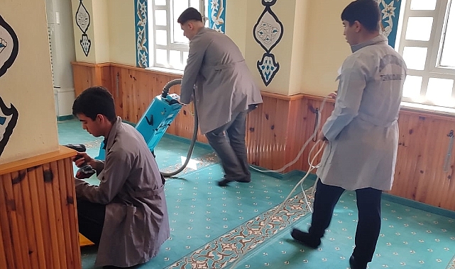Gönüllü öğrenciler camiyi bayrama hazırladı
