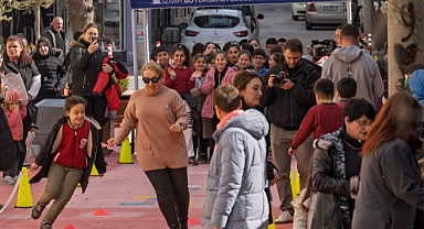 “Güzel İzmir” neşeli çocuklar