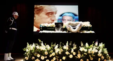 Her kuşağın sanatçısı Edip Akbayram'a son görev