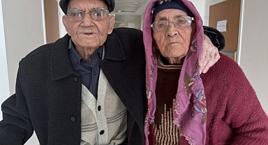 Huzurevinin 67 yıllık evli çifti,örnek gösteriliyor