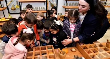 Bornova'da minik eller toprakla buluştu