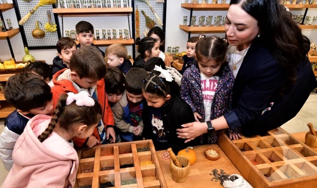 Bornova'da minik eller toprakla buluştu