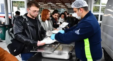 İzmir Büyükşehir'den üniversite öğrencilerine sıcak yemeğe devam