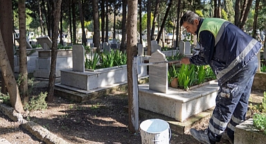 İzmir’de bayram öncesi mezarlıklara özel bakım