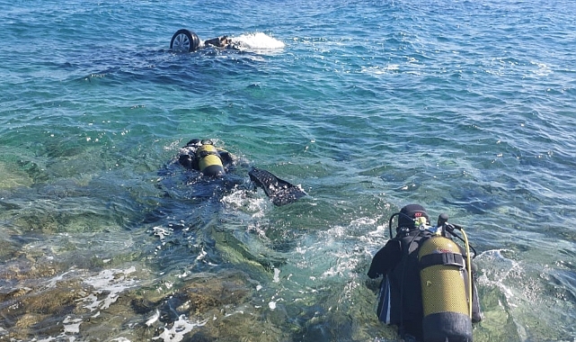 İzmir'de Denize Düşen Otomobilden Ceset Çıkarıld