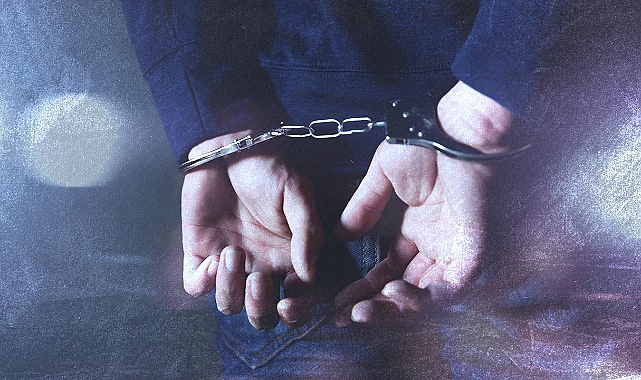 İzmir'de FETÖ'ye yönelik operasyonda 2 polis tutuklandı