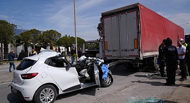 İzmir'de tıra çarpan otomobil sürücüsü öldü