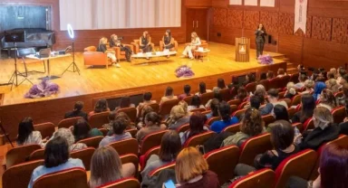 İzmir'de 'Kadın İsterse' paneli