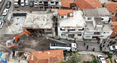 İzmir'in göbeğindeki metruk binalar tarih oluyor