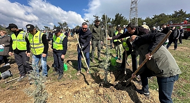 Kemalpaşa'da öğrenciler fidanları toprakla buluşturdu