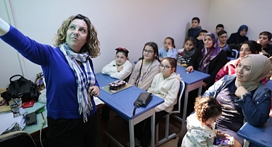 Konak’ta çocuklar hem eğleniyor hem öğreniyor