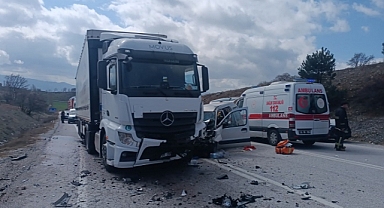 Kütahya’da tır ile hafif ticari araç çarpıştı: 1 ölü, 3 yaralı
