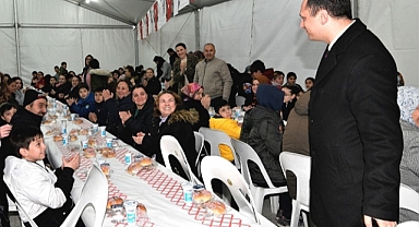 Öğretmen, öğrenci ve velilerle iftar yaptı