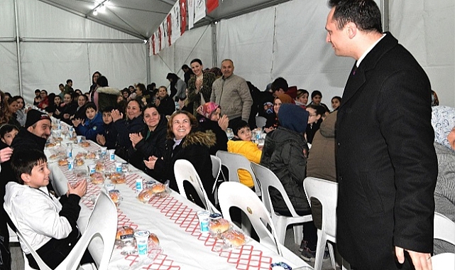 Öğretmen, öğrenci ve velilerle iftar yaptı