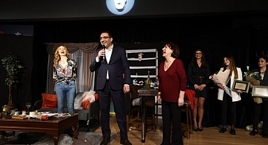 Plastik Aşklar'a ayakta alkış