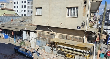 Yıkılan duvar, otomobilde hasara neden oldu