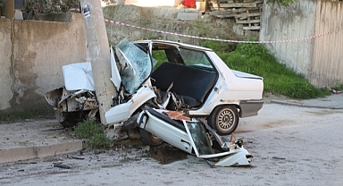 Aydınlatma direğine çarpan otomobildeki sürücü öldü