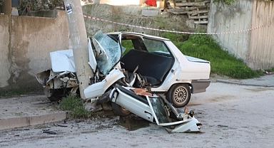 Aydınlatma direğine çarpan otomobildeki sürücü öldü
