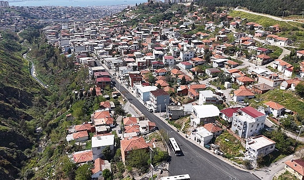 Bayraklı’da yol yenilemeleri sürüyor