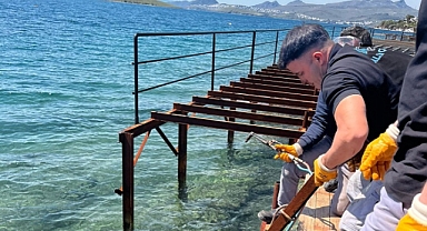 Bodrum'da bir sitenin kaçak iskelesi ekiplerce yıkıldı