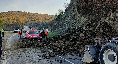 Demirci'de toprak kayması nedeniyle ulaşımda aksama yaşandı