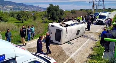 Devrilen işçi servisindeki 7 kişi yaralandı