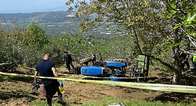 Devrilen traktörün altında kalan sürücü hayatını kaybetti