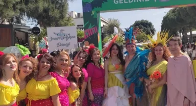 İzmir Alaçatı'da renkli ot festivali