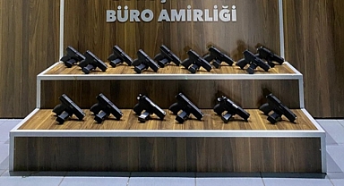 İzmir'de bir evde ruhsatsız 15 tabanca ele geçirdi