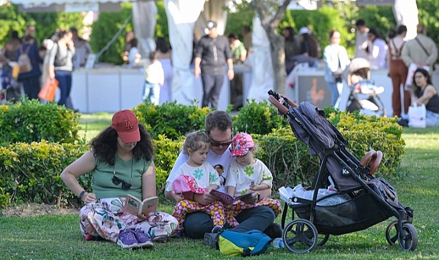 İzmirliler İzmir Kitap Fuarı’na akın etti