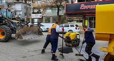 Karabağlar’da Yollar Asfalt Yama Robotuyla Hızla Onarılıyor