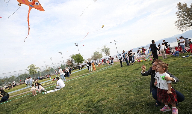 Karşıyaka’da yer gök bayram coşkusuyla renklendi!