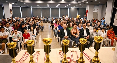 Minik şampiyonlar madalya ve kupalarına kavuştu