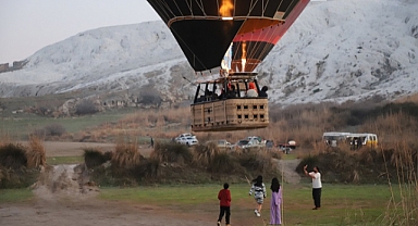 Pamukkale'de turizm sıcak hava balonlarıyla